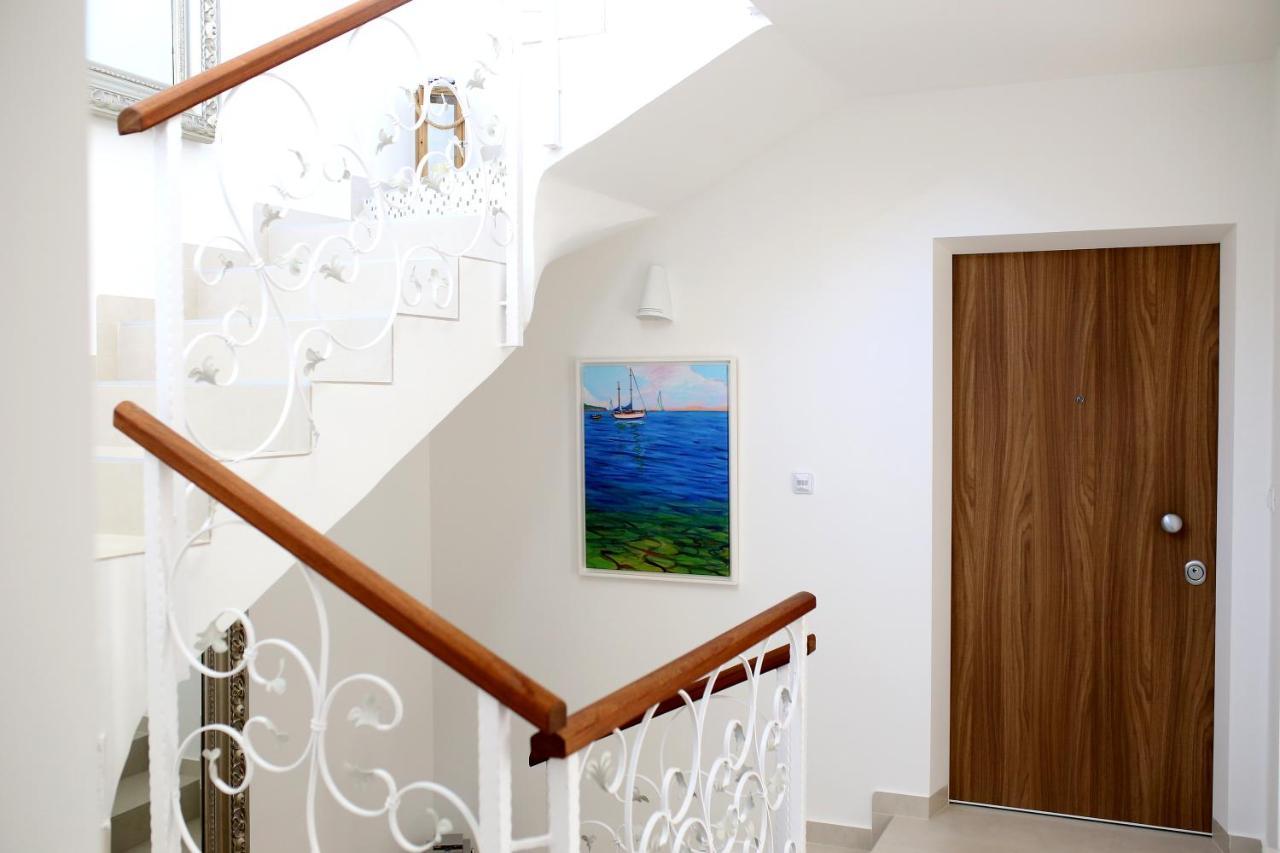 Villa Art Gallery Apartments Murter Bagian luar foto